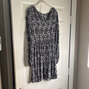 Banana Republic Black & White Floral V-Neck Long Sleeve Dress